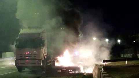 ระทึก รถบรรทุกยางระเบิด ไฟไหม้บนมอเตอร์เวย์ ลามจ่อถังก๊าซ  