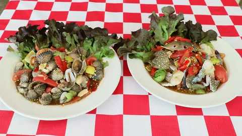 มาเลย! ใจไม่ถึงอย่าลอง 'เกาเหลาซีฟู้ดยำนรกแตก' เผ็ดแซ่บนัวตัดขั้วหัวใจ (ชมคลิป)