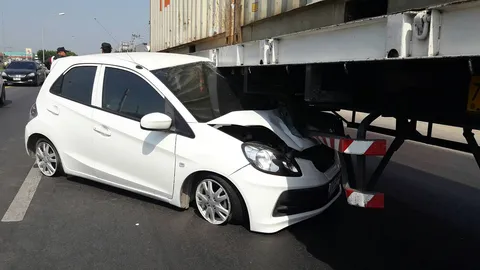 หวิดสลด! เก๋งนักธุรกิจขายฝากยางล้อหน้าระเบิด รถมุดท้องพ่วง