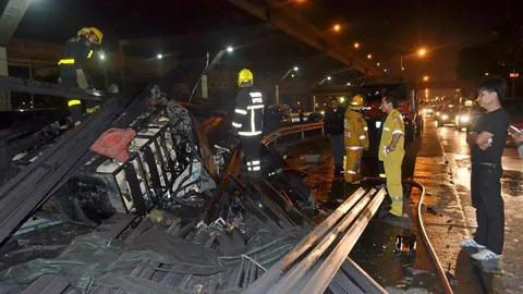 รถพ่วงตกร่องถนนวิภาวดีขาเข้า แก๊สรั่ว-โชเฟอร์ดับคาพวงมาลัย คาดหลับใน 
