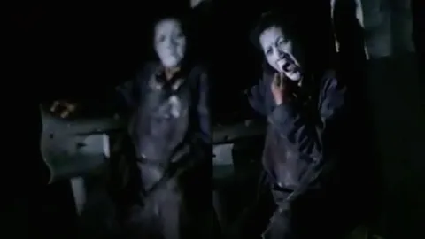 สะดุ้งนึกว่าผี! หนุ่มขี่ จยย.ในความมืด เจอป้านั่งหน้าขาวให้อาหารหมา (ชมคลิป)