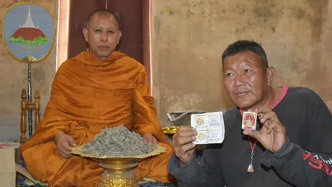 คนสองแควสุดเฮง ตร.-ศิษย์วัดราชบูรณะ ขอโชคหลวงพ่อทองดำ ถูกที่1ได้ 6ล.  