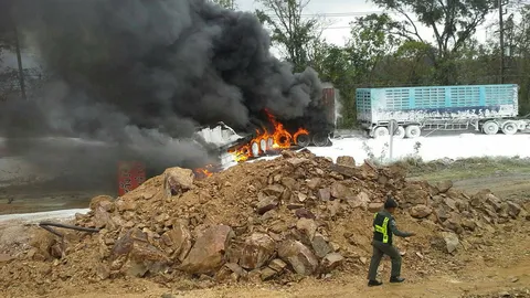 รถพ่วงเบรกแตกชน 8 คัน ไฟลุกท่วมหน้าศาลเขาโทน คลอกโชเฟอร์ดับ1 รถติดยาว