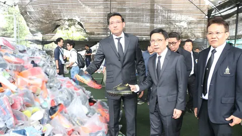 กรมศุลฯ บุกทลายโกดังรองเท้ากีฬาปลอมยี่ห้อดัง ยึดของกลางกว่า 7 หมื่นคู่