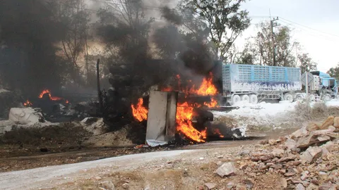 นาทีพ่วงเบรกแตก ผัวสั่งเมียโดดหาหินหนุน พุ่งลงเขาชนไฟคลอกดับ (ชมคลิป)