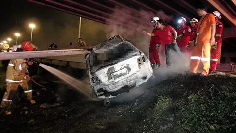 เก๋ง 'วีออส' ชนไฟท่วม ย่างคนขับพร้อมแฟนสาว