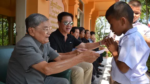 2สามีภรรยา วัย 81ใจบุญ แจกทุนให้เด็กที่ปทุมฯ ทำต่อเนื่องมา 35 ปี