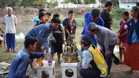 ฮือฮา! ชายวัย63 พายเรือกลางแม่น้ำน้อยที่อ่างทอง พบพระพุทธรูปสีทองลอยมา