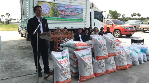 สงขลา มอบเมล็ดพันธุ์ข้าว 65 ตัน ช่วยเกษตรกรผู้ประสบภัยน้ำท่วมในระโนด