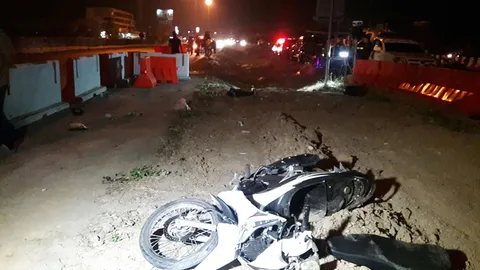 หนุ่มซิ่ง จยย. ไถลชนแบริเออร์ ไปเกี่ยวอีกคัน สาวนั่งซ้อนตกรถดับสยอง