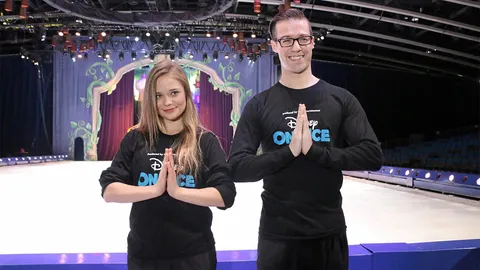 "ดิสนีย์ ออน ไอซ์" เตรียมเสิร์ฟความสนุกจุใจ 'วิคตอเรีย-เฟรดดี้' หลงเสน่ห์เมืองไทย