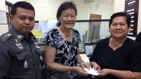 สาวลูกครึ่งยิ้มออกทำกระเป๋าเงินหล่นได้คืน แม่ค้าข้าวขาหมูเจอบนแท็กซี่