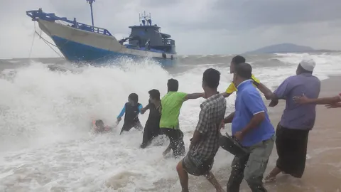 ช่วยระทึก 9 ลูกเรืออินโดฯ คลื่นซัดอับปาง มะพร้าว 3 ล้านลูก ลอยเต็มทะเล