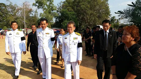 พระราชทานเพลิงศพ 'สันติ ดวงสว่าง' ศิลปิน-แฟนคลับอาลัยแน่นวัด
