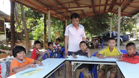 ครูจิตอาสา! ใช้เวลาส่วนตัว สอนภาษาไทย ช่วยให้เด็กอ่านออก-เขียนได้