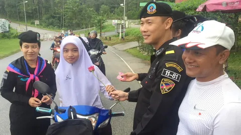 ส่งรักส่งยิ้ม! ทหารพรานที่ 11 ทำเก๋ มอบกุหลาบให้ ปชช.ในวันวาเลนไทน์