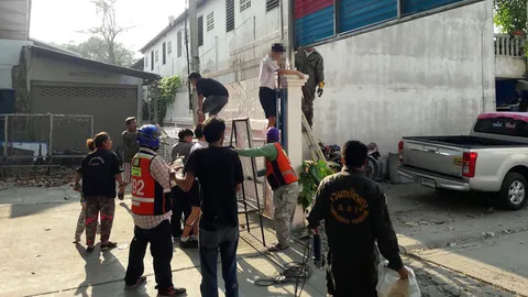 ไปเรียนสาย เด็กม.4 ปีนรั้วเข้า ร.ร. พลัดตกถูกเหล็กเสียบมือทะลุเจ็บหนัก