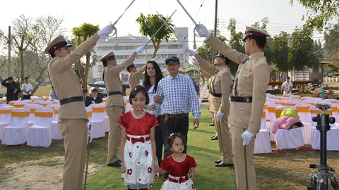 สภ.เชียงคาน จัดงานวาเลนไทน์ย้อนยุค 11 คู่รักลอดซุ้มกระบี่ตำรวจโบราณ