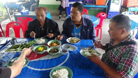 ร้านข้าวแกงเมืองคอน ลดเหลืออิ่มละ 10 บาท รับวันวาเลนไทน์