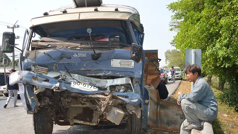 6 ล้อขน นศท.โรงเรียนองครักษ์เบรกแตกชนรถพ่วงเจ็บ 23 ราย