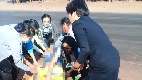 สิบล้อขนเกลือหักหลบไม่พ้น ขยี้ จยย.กลางสี่แยก 2 หนุ่มใหญ่อุดรฯ ตายคู่