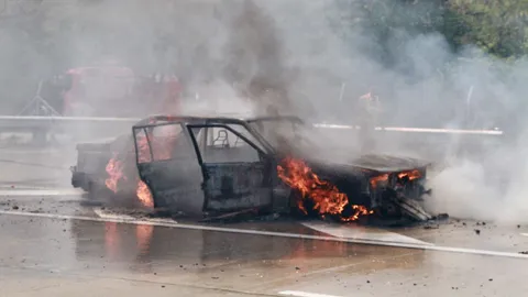 เก๋งติดแก๊สไฟลุกท่วมบนทางด่วนอุดรรัถยา เฒ่าพร้อมหลานสาวหนีตายระทึก