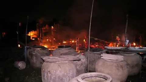 หนุ่มเมากาวคลั่ง อาละวาดหนัก ราดน้ำมันจุดไฟเผาบ้านวอด 3 หลัง