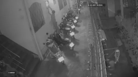 ถ้ำมองด้วยมือถือ! หื่นแอบถ่ายสาวขณะอาบน้ำ ดูได้ห้ามเลียนแบบ (ชมคลิป)