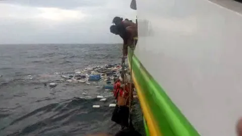 เรือขนสินค้าล่มเกาะเขียว ถังน้ำมันเกลื่อน ช่วยทัน2ลูกเรือลอยคอกลางทะเล