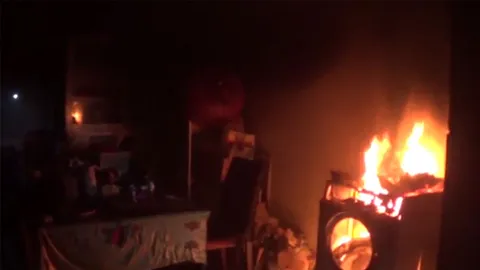 ระทึกกลางดึก ไฟไหม้ร้านยาย่านการค้าเมืองแปดริ้ว หวิดลามโรงงานขนมเปี๊ยะ