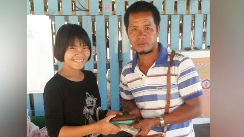 ชื่นชม! นร.หญิงมุกดาหาร ม.3 เก็บกระเป๋ามีเงินสดกว่าแสนคืนเจ้าของ 