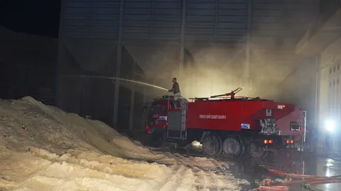 เพลิงไหม้โรงสีดังสุพรรณฯ ไฟปะทุกองรำข้าววอดหลายสิบตัน