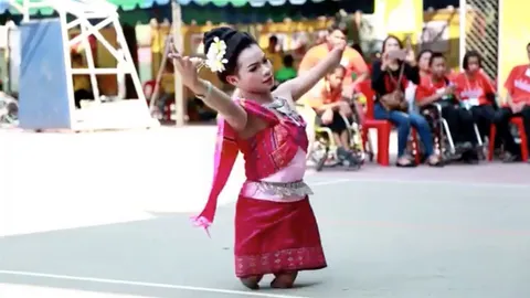 นับถือหัวใจ! "น้องอุ้มบุญ" สาวประเภทสองพิการแต่กำเนิด ฟ้อนรำสุดงดงาม (ชมคลิป)