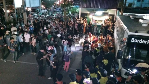 ศิษย์ธรรมกาย พยายามบุกเข้าวัด จนท.ตรึงกำลังขวาง (ชมคลิป)