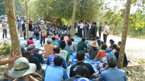 ชาวบ้านนอนขวางทาง ไม่ยอมให้ขนทองคำ190บิ๊กแบ็ก ออกจากเหมืองบ.ทุ่งคำ  