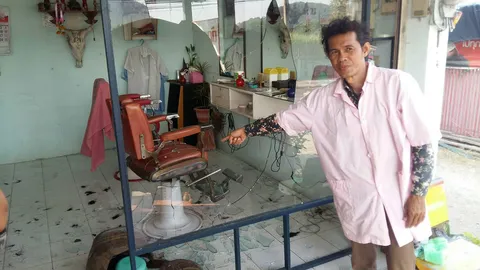 โจ๋ศรีราชากร่าง! ตัดผมไม่จ่าย รุมชกช่าง แถมคว้าโอ่งทุ่มกระจกร้านแตก