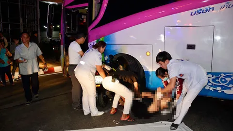 ชนสนั่นจุดยูเทิร์น! สาวผมสั้นซิ่งจยย.เสยรถทัวร์ ดับคาถนนเชียงใหม่-ฮอด