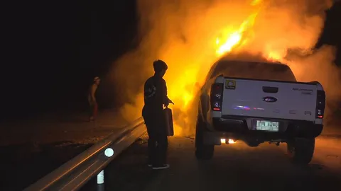 สุดฉงน! เพลิงเผากระบะวอด เปิดวงจรปิดพบประกายไฟ แต่ไร้เงาคนขับ (ชมคลิป)