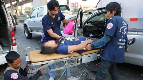 รถหกล้อรีบส่งน้ำแข็ง พุ่งชนกระบะ 2 คันรวดสาวท้อง 4 เดือนเจ็บหนัก 