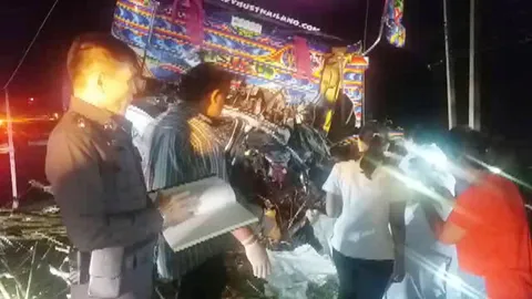 เก๋งหักหลบกองอ้อย ประสานงารถพ่วง รถขาดครึ่ง-อัดร่างตาย 2 ศพ