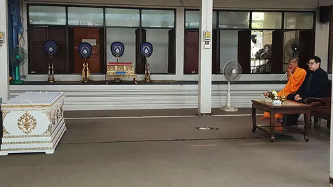 ‘องอาจ’ โฆษกธรรมกาย โผล่วัดเขียนเขต ร่วมงานศพลุงผูกคอต้าน ม.44 