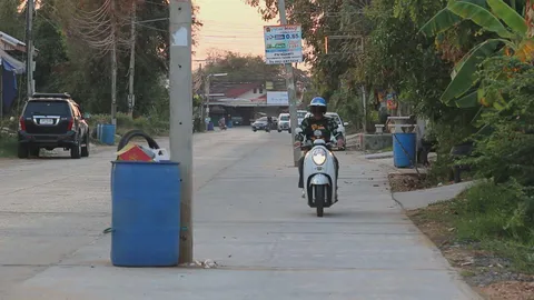 ชาวบ้านขอนแก่น โวยทำถนนไม่ย้ายเสาไฟฟ้า ปล่อยตั้งโด่หวั่นเกิดอุบัติเหตุ