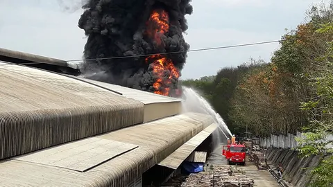 ไฟไหม้คลังสินค้า โรงรมยาง บ.ทองไทย อ.นาบอน เผาวอด 4 อาคาร 