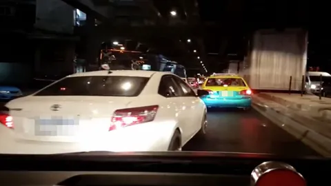 ชาวเน็ตจวก! คลิปเก๋งขาวเปิดไฟเลี้ยวกระชั้นชิด 2 แก๊ก ก่อนปาดหน้ารถ (ชมคลิป)