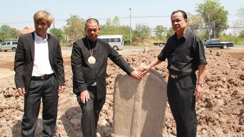 ขุดพบใบเสมาหินทรายแดงโบราณ หน้าตลาดสดเมืองยโสธร คาดอายุ 1,600-1,800 ปี