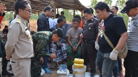 จนท.คลองหลวง สนธิกำลัง บุกรวบ 2 หนุ่ม ซุกยาบ้าฝังดิน 3.1 หมื่นเม็ด