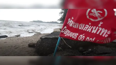สงขลาคลื่นลมแรง ปักธงแดงห้ามเล่นน้ำหาดชลาทัศน์-สมิหลาเด็ดขาด