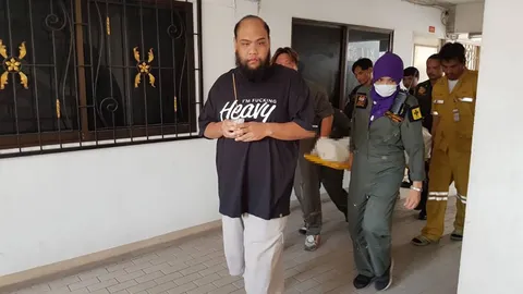 สลด! พ่อ ’กอล์ฟ ฟักกลิ้งฮีโร่’ ผูกคอตายในคอนโดย่านหัวหมาก (คลิป)