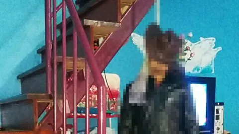 เศร้า ไบเกอร์หนุ่มเครียด แต่งเต็ม สวมหมวกคาวบอย  ถ่ายคลิปผูกคอตาย