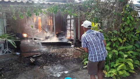 ตุ๊กแกร้องบอกเหตุ! หนุ่มใหญ่อุดรฯ เดินไปดูเจอไฟไหม้ ก่อนลามวอดทั้งบ้าน